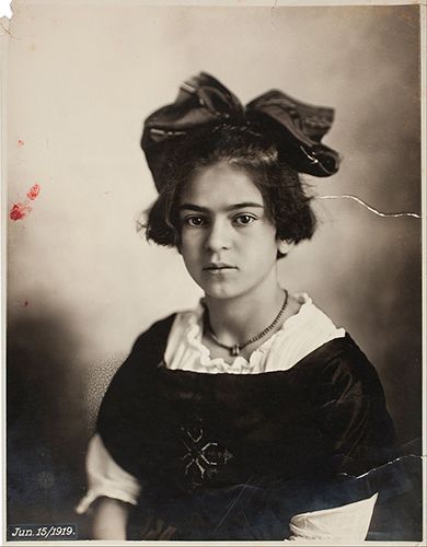 Kahlo a los 11 años, foto tomada el 15 de junio de 1919. Kahlo a los 11 años, foto tomada el 15 de junio de 1919.