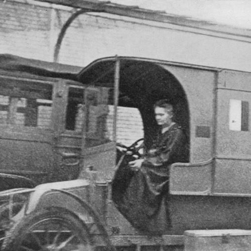 Marie Curie en una unidad móvil de rayos X. Fuente: Wikipedia. Marie Curie en una unidad móvil de rayos X. Fuente: Wikipedia.